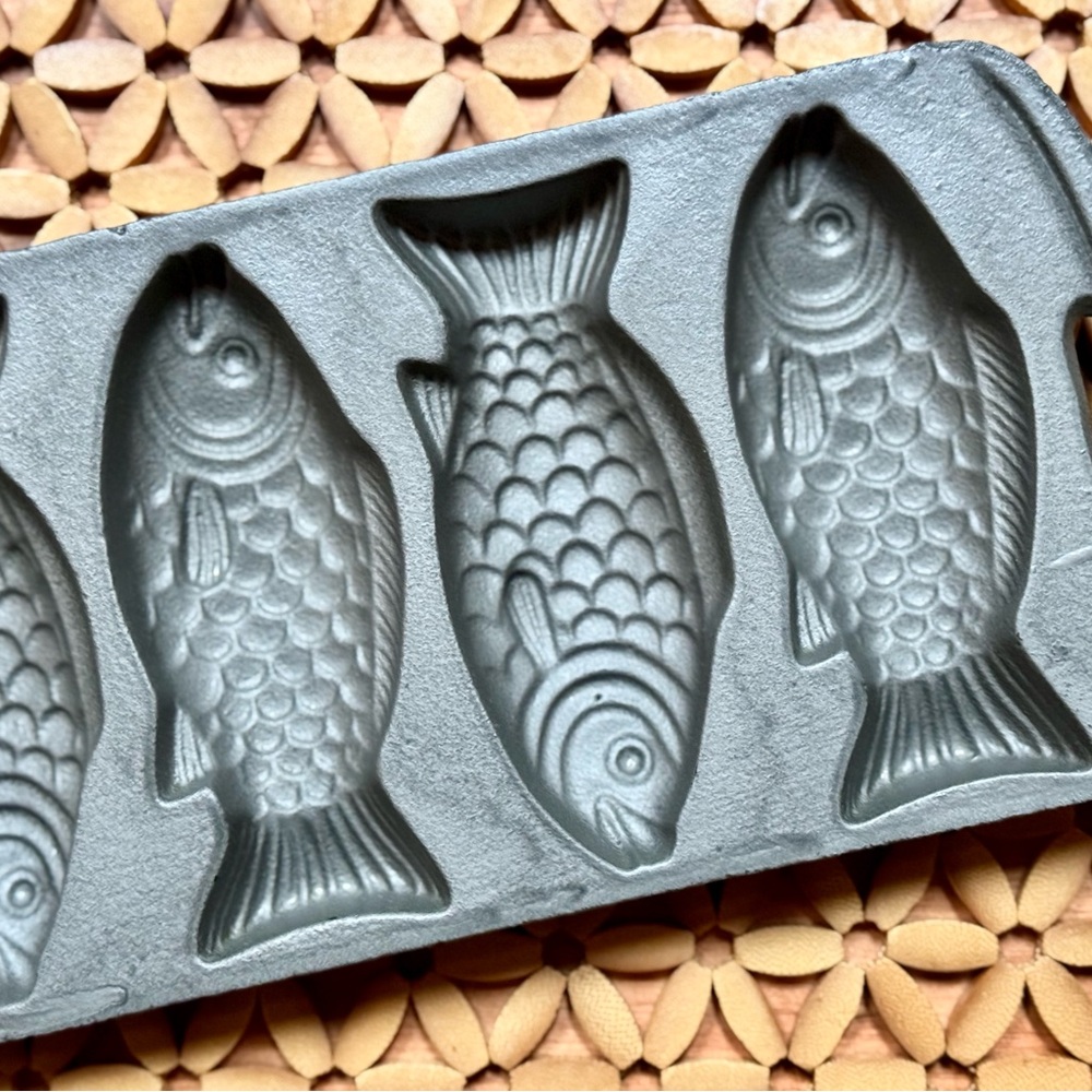 💙 VINTAGE JOHN WRIGHT CAST IRON FISH MUFFIN PAN